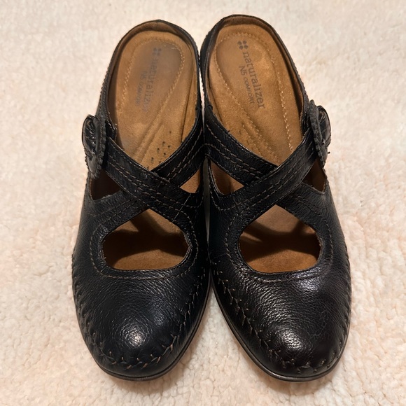Naturalizer Quantina Black Leather Mules size 9 with a heel cute - Picture 3 of 12